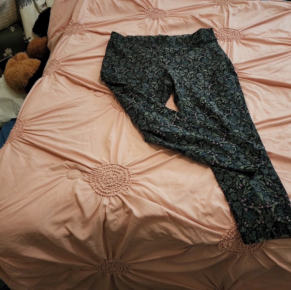 Torrid black with skull leggings